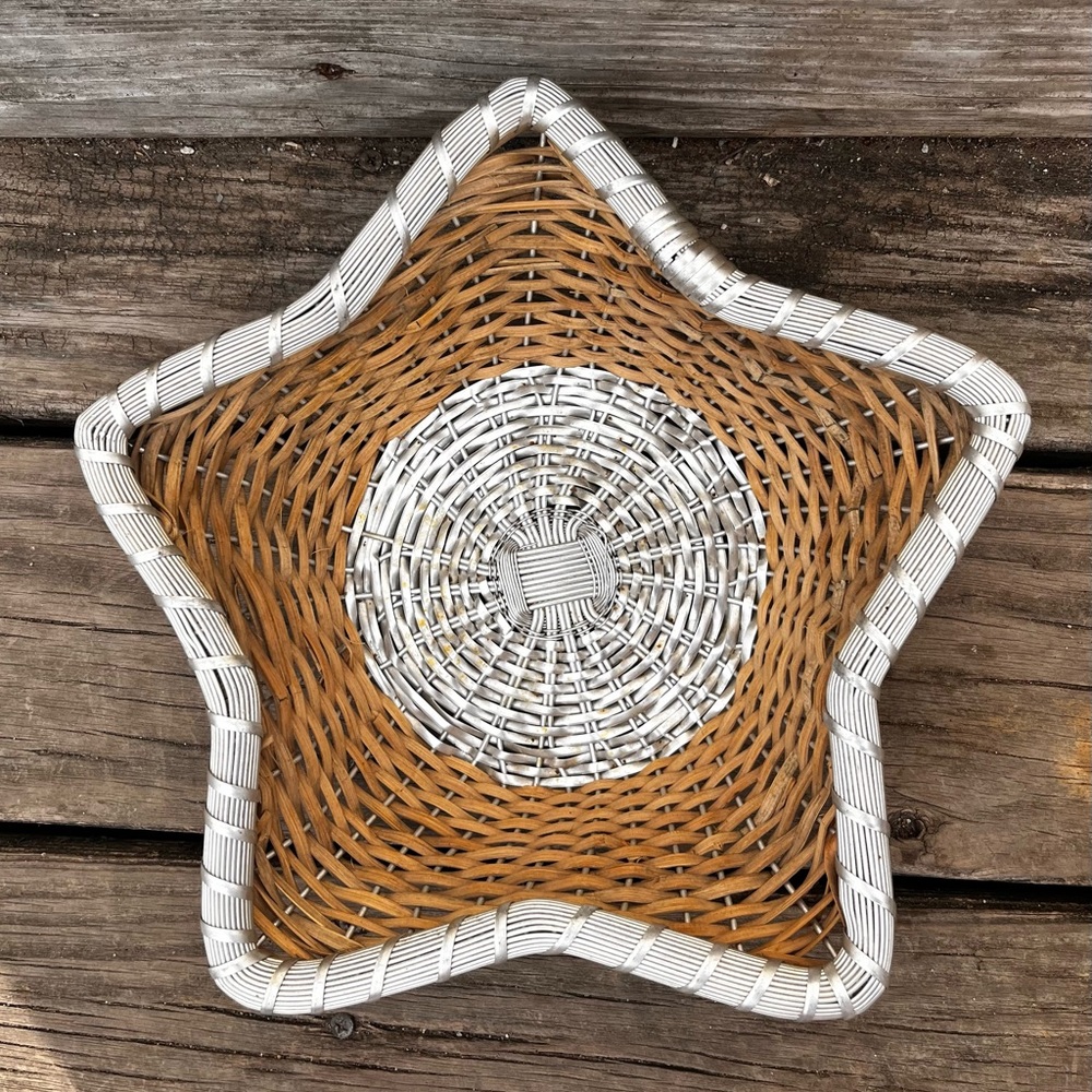 STAR SHAPED BASKET MADE OF METAL AND WICKER